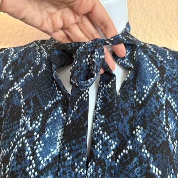 Nine West Women's Blue Snake Print Tie Neck Tunic Blouse Shirt Top M - Picture 11 of 11